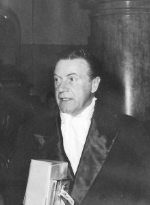 Willy Fritsch Mitte der 50er Jahre. Der Schauspieler Willy Fritsch beim Verlassen des Filmballs