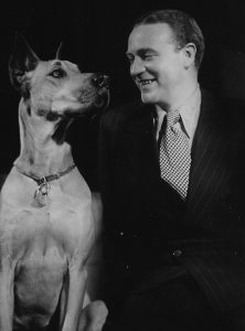 Willy Fritsch und seine Dogge Dinah, 1936. (c) Ufa Der Schauspieler Willy Fritsch mit Hund