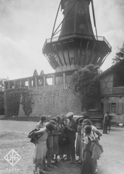 Mit Fans in Potsdam, 1932