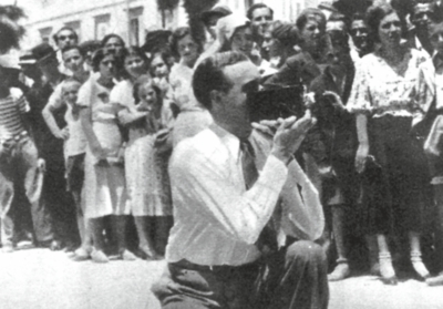 Willy Fritsch in Split/Kroatien mit Fans im Hintergrund, 1934.